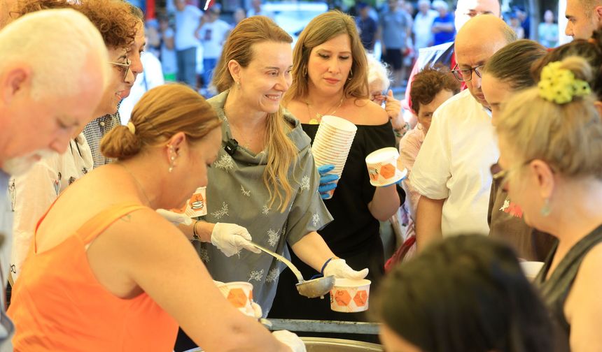 Konak’ta aşurenin bereketi 10 bin kişiyle paylaşıldı