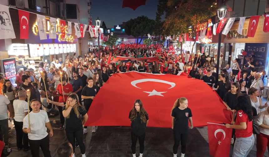 Karşıyaka Çarşısı 30 Ağustos’ta gelincik tarlasına dönüştü!