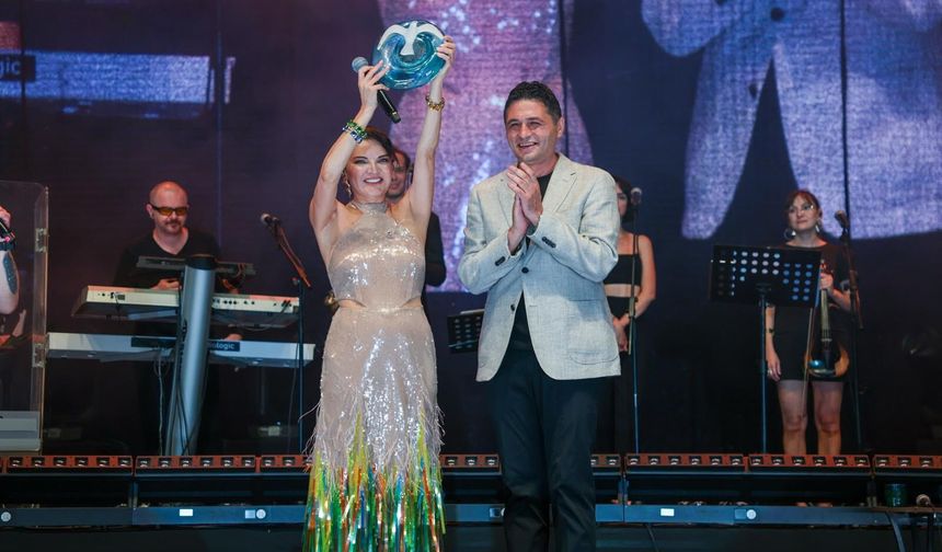 Aliağa’da sanat rüzgarı: Göksel’den unutulmaz konser