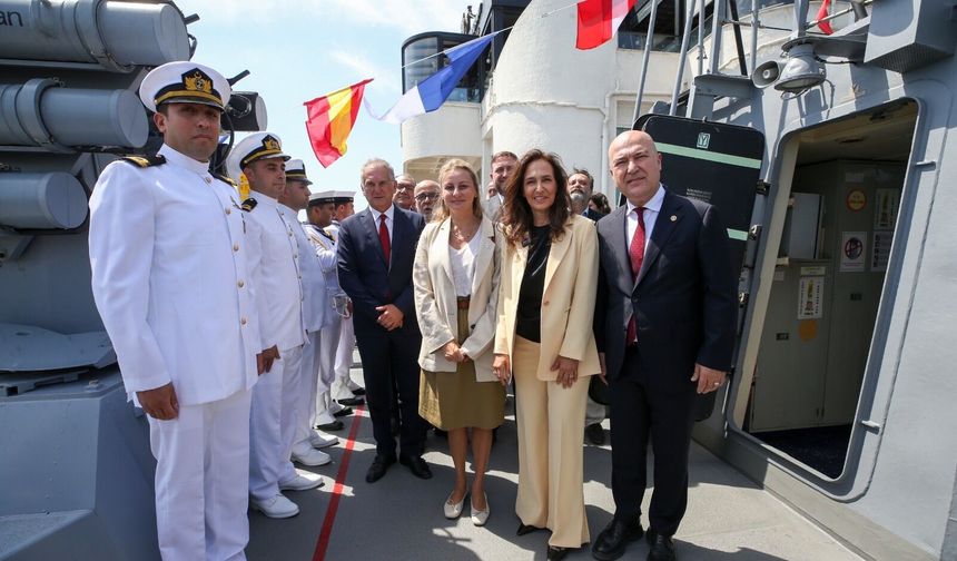 “Karşıyaka Gemisi”nde Zafer Bayramı coşkusu!