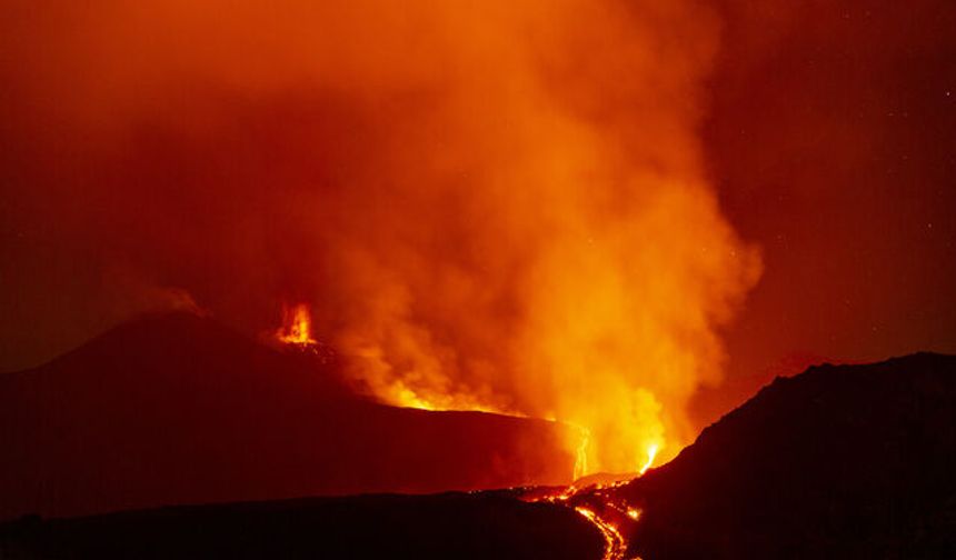 Etna Yanardağı'nda patlama!