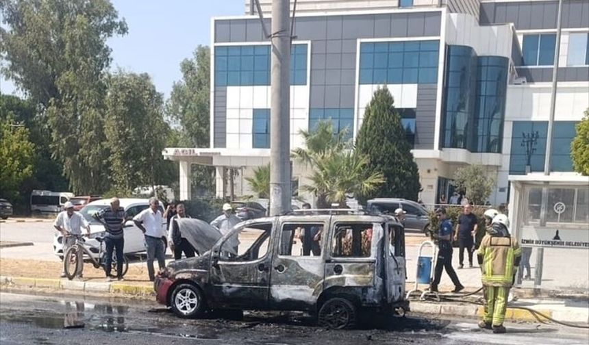 İzmir'de araç alev alev yandı!