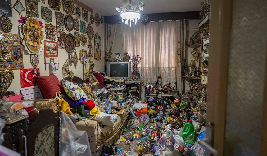 Yüzlerce kilo atık çıkarıldı... Bornova’da çöp eve temizlik operasyonu!