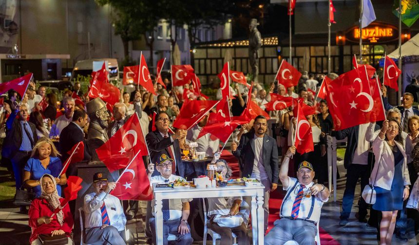 Bornova’da Zafer Bayramı coşkusu: Abide-i Hürriyet’te tek yürek oldular