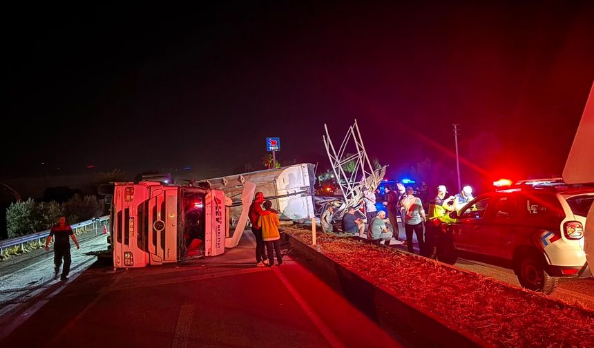 İzmir'de faciadan dönüldü: Damperi açık unutulan TIR devrildi!