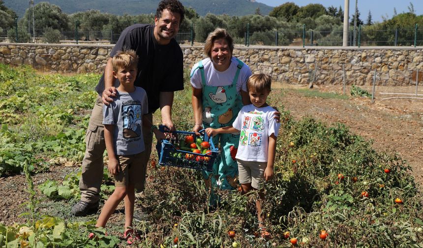 İkizleri için kariyerlerini bıraktılar, Foça’da çiftlik kurdular!