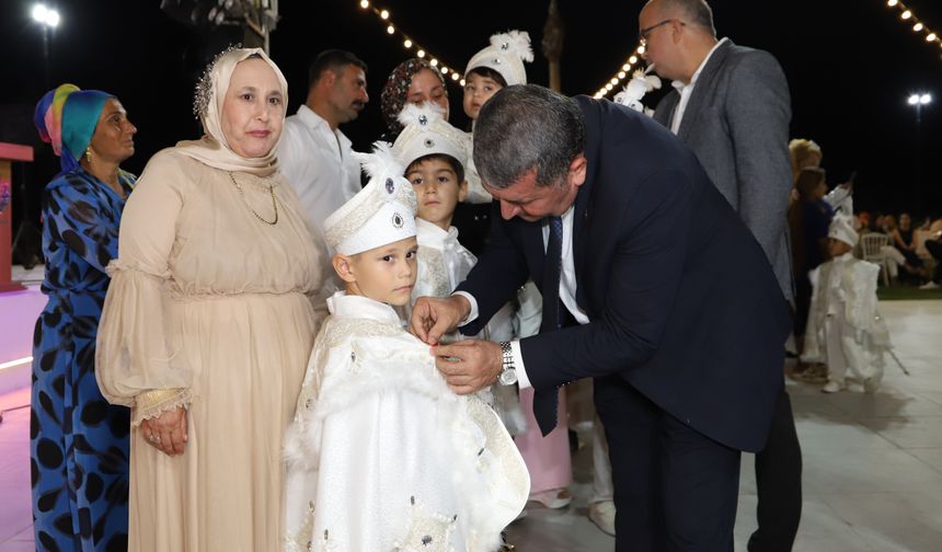 Bayındır’da yeni düğün salonu toplu sünnet şöleniyle açıldı