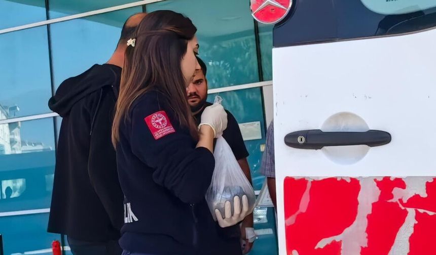 Kopan parmağı buz dolu poşetle hastaneye götürüldü