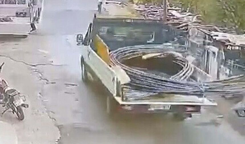 İhmal can alıyordu... Kamyonetten sarkan demir çarptı!