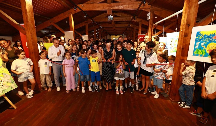 Çocukların fırçasından barış: Selçuk’ta anlamlı sergi