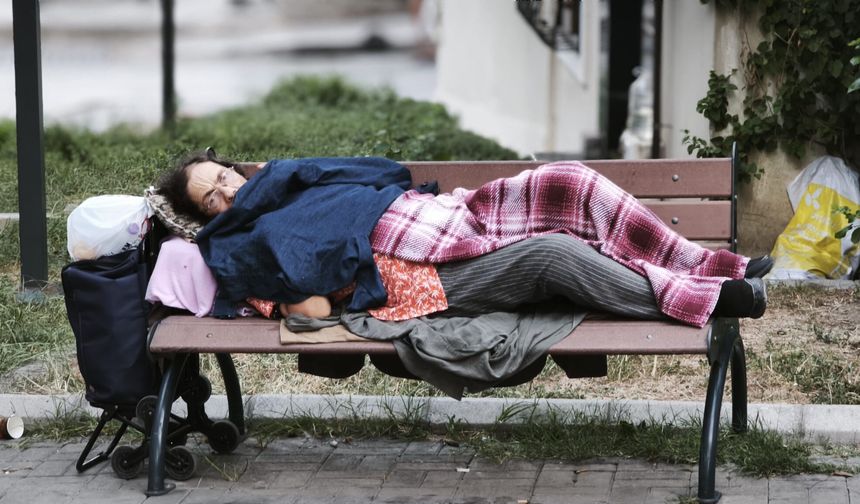 İzmir’de bank üstünde yaşam savaşı… “Tek ihtiyacım bir göz oda”
