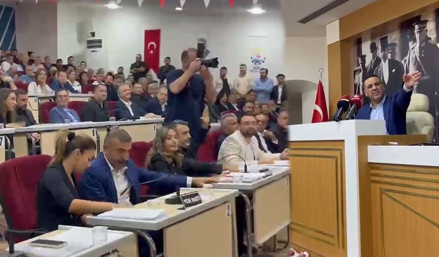 Çiğli Belediye Meclisi'nda tansiyon yükseldi: Başkan Yıldız su fırlatıldı!