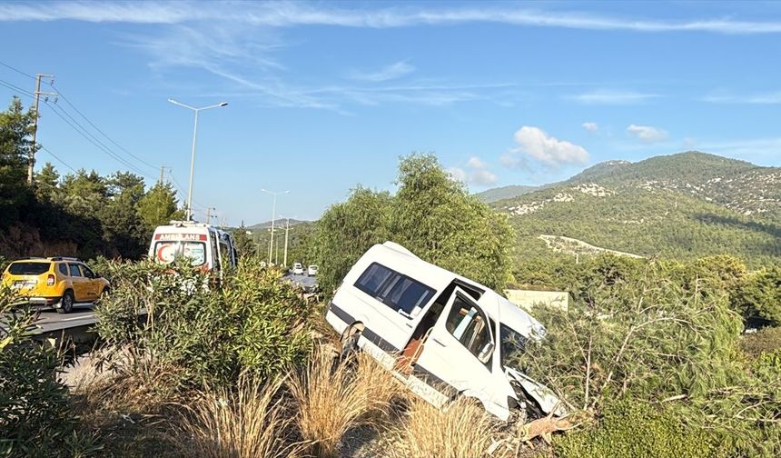 Otomobille minibüs çarpıştı: 2 kişi yaralandı!