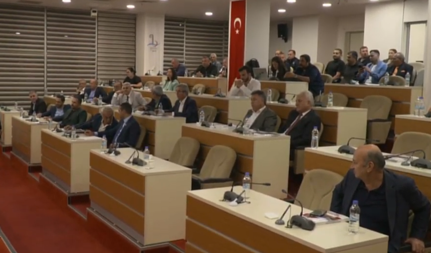Bayraklı’da YENİ Parti-CHP tartışması: ‘Şeref’ sözleri salonu karıştırdı!