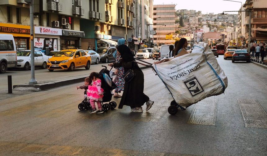 Kadınlık yükü… İki çocuk, bir çekçek!