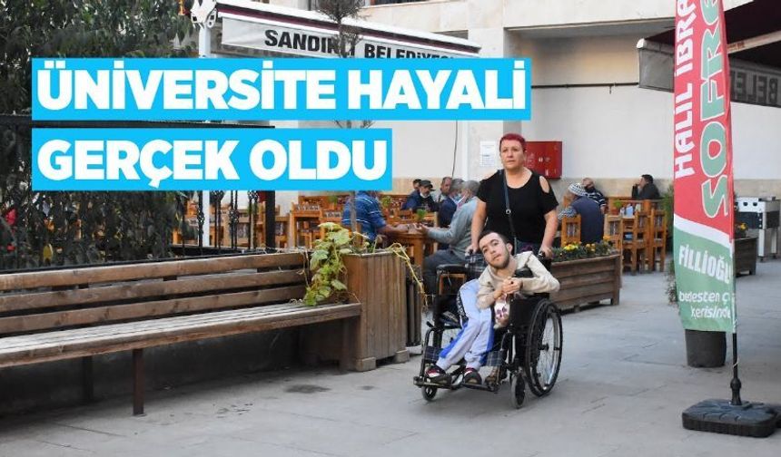Annesinin sırtında taşıyarak okuttuğu genç üniversiteli oldu