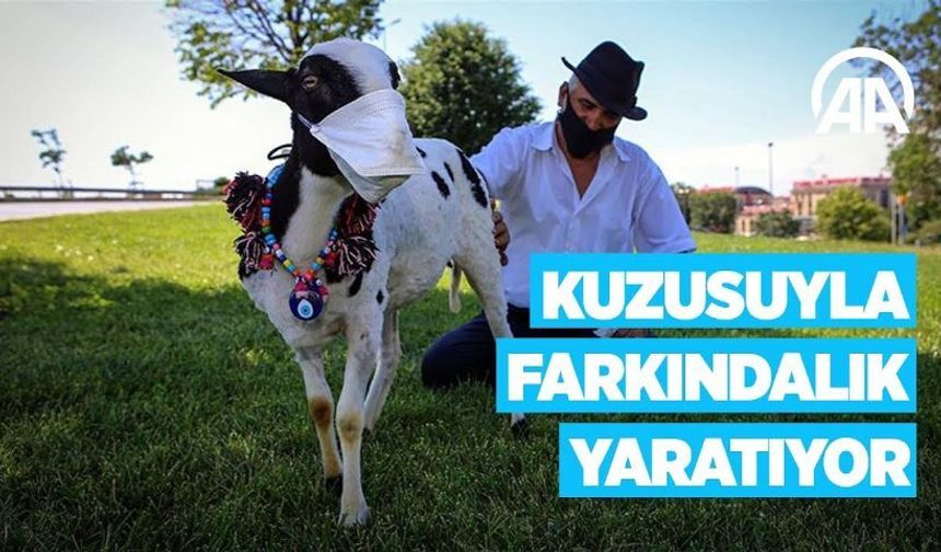 Evinde beslediği kuzusuna sosyal hayatta maske takarak farkındalık yaratıyor
