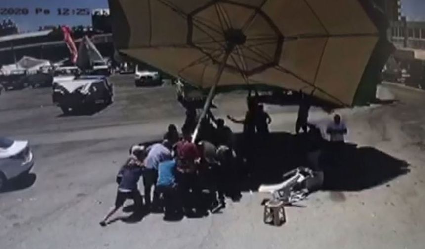 Hortum pazar şemsiyesini böyle uçurdu! O anlar kameraya saniye saniye yansıdı