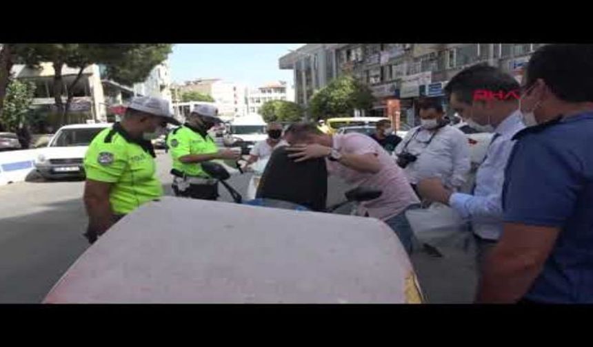 Söke'de polis durdurduğu motosiklet sürücülerine kask hediye etti
