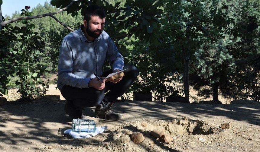 Genç yazar kitabını toprağa gömdü