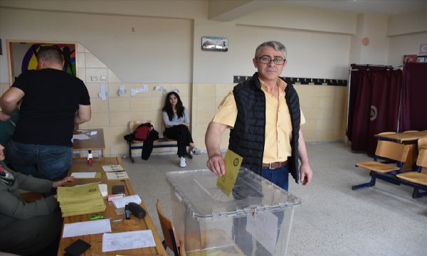 Oy verme işlemi başladı... İşte seçim manzaraları!