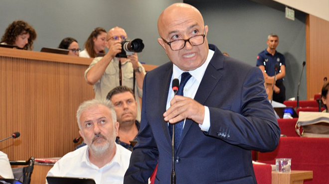 Büyükşehir'de 'milliyetçilik' tartışması… MHP ve CHP arasında 'Türk  Bayrağı' gerilimi - Ege'de Sonsöz