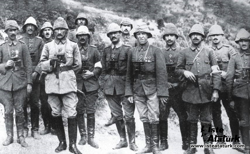 Atatürk'a Yasak Diyen Mehmetçik... Foto 2... Yazinin İçi̇ne Sonlara Doğru...