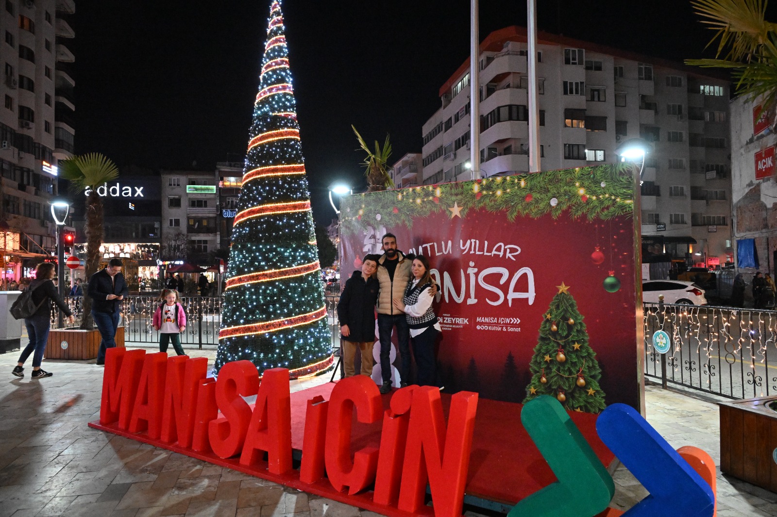 Manisa’nın Caddeleri Işıl Işıl Oldu (8)