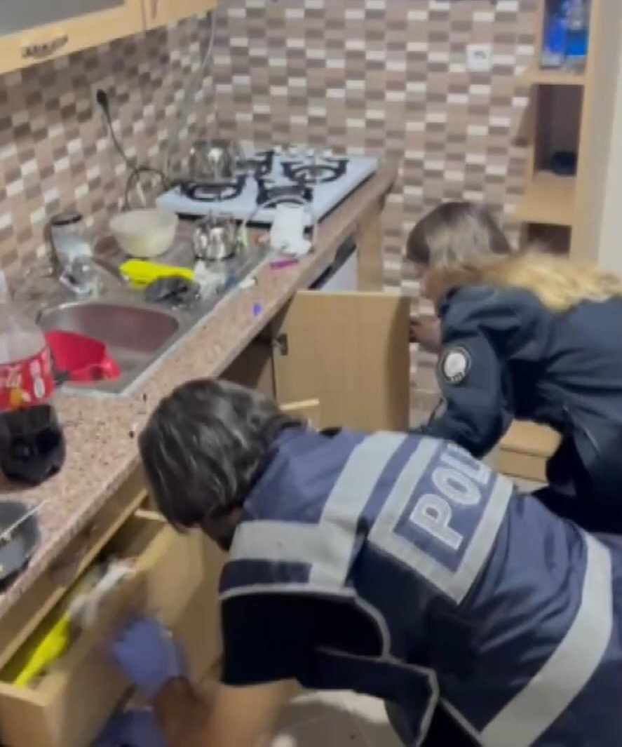 I Z M I R D E H I R S I Z L A R A O P E R A S Y O N A L T I N L A R 678450 200884