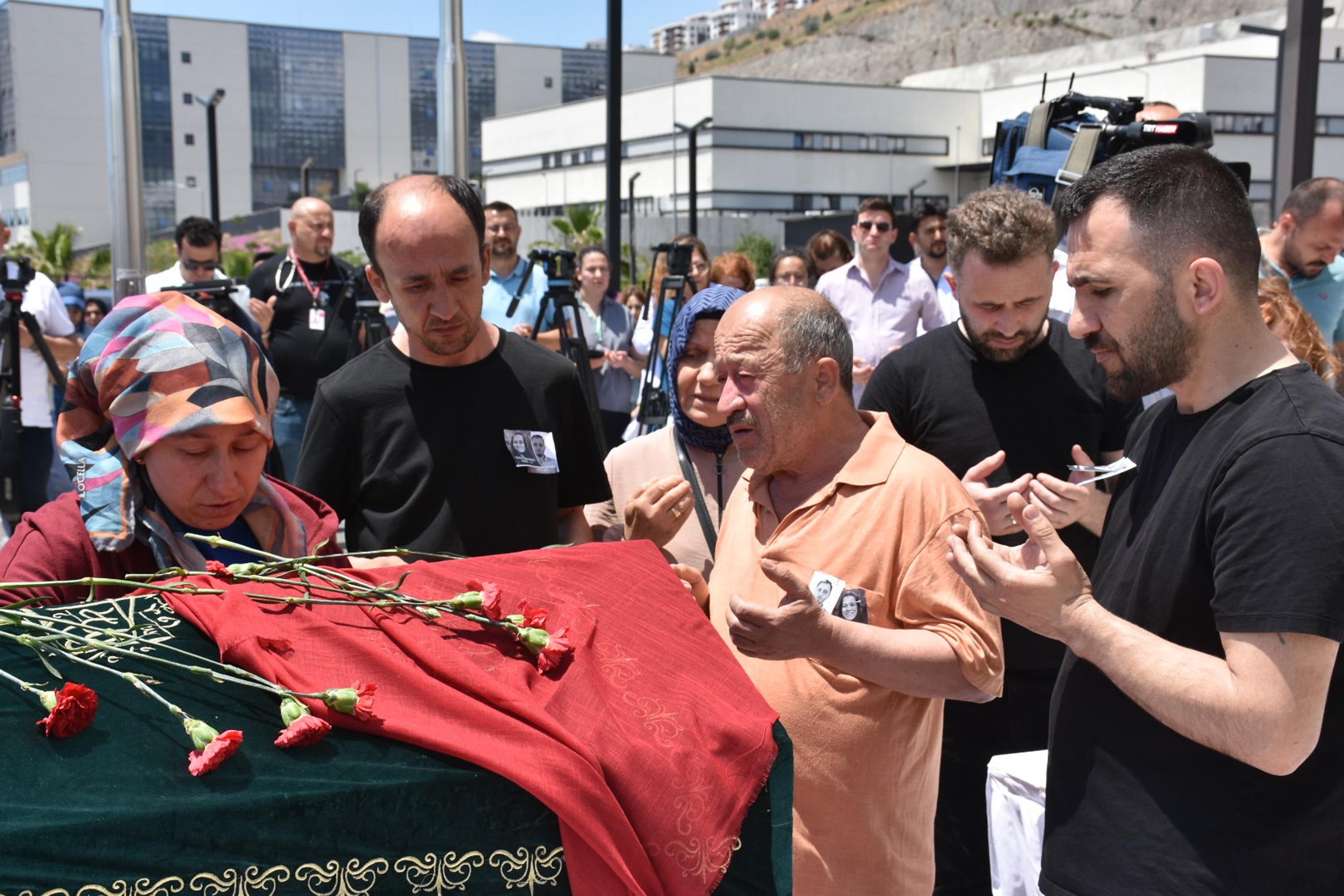İzmir'de dekor faciası kurbanlarına veda: Birbirlerini çocukken sevmişler