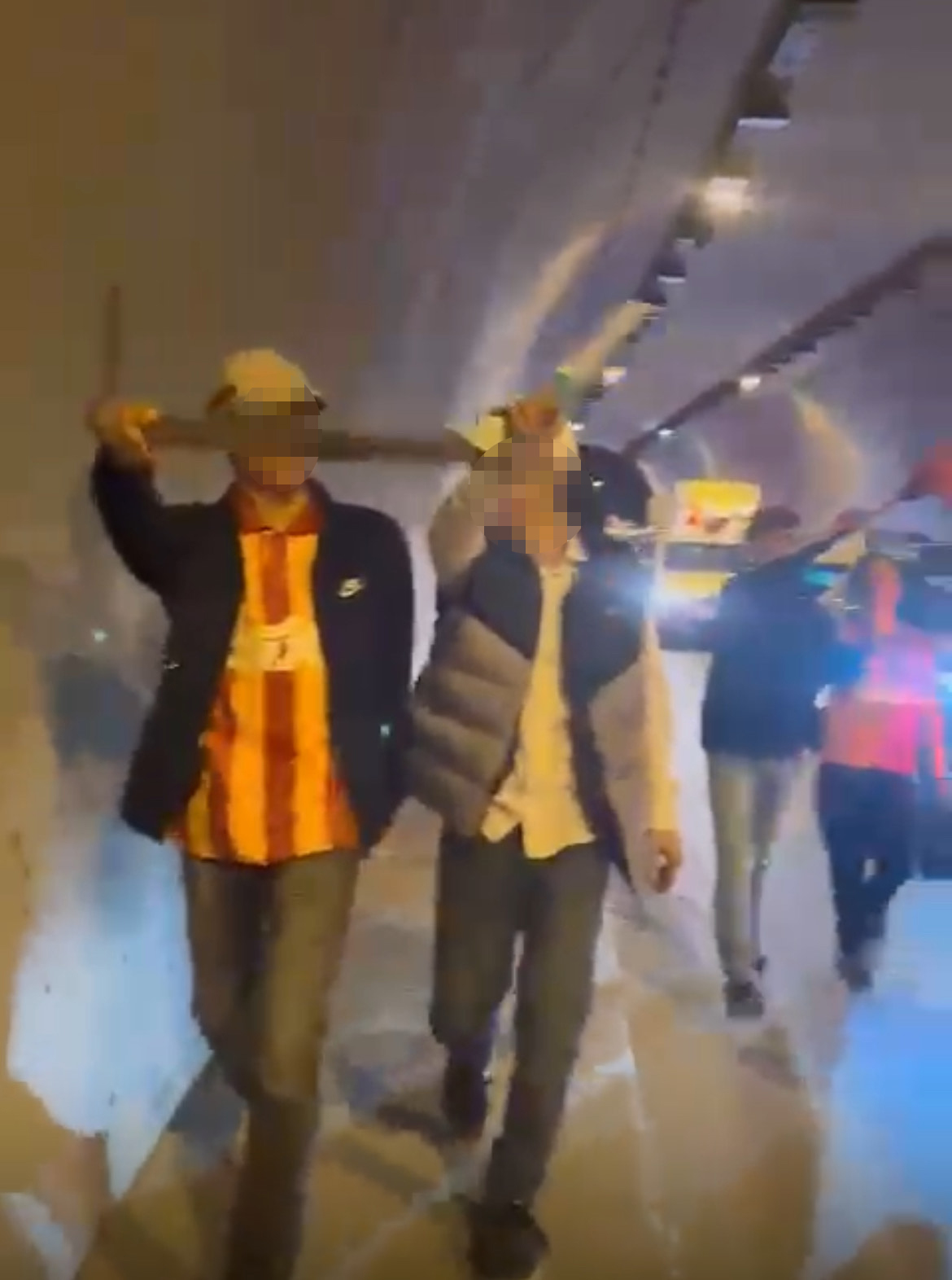 Izmir’de 2 Maganda Taraftar Doner Bicag 720212 212931 (1)