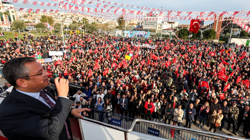 Izmirliler Ile Ilk Kez Kordon'da... Özgür Özel... Foto 2... Yazinin İçi̇ne Sonlara Doğru...