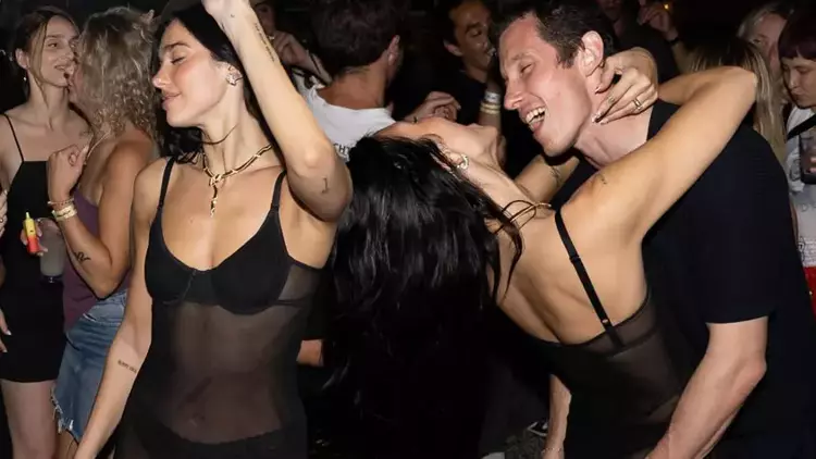 Dua Lipa transparan elbisesiyle geceye damgasını vurdu!