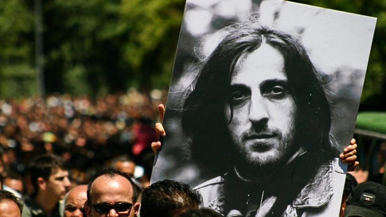 Hep Yedik O Yağmuru Kafamıza... Kazım Koyuncu... Foto 2... Yazinin İçi̇ne Sonlara Doğru...