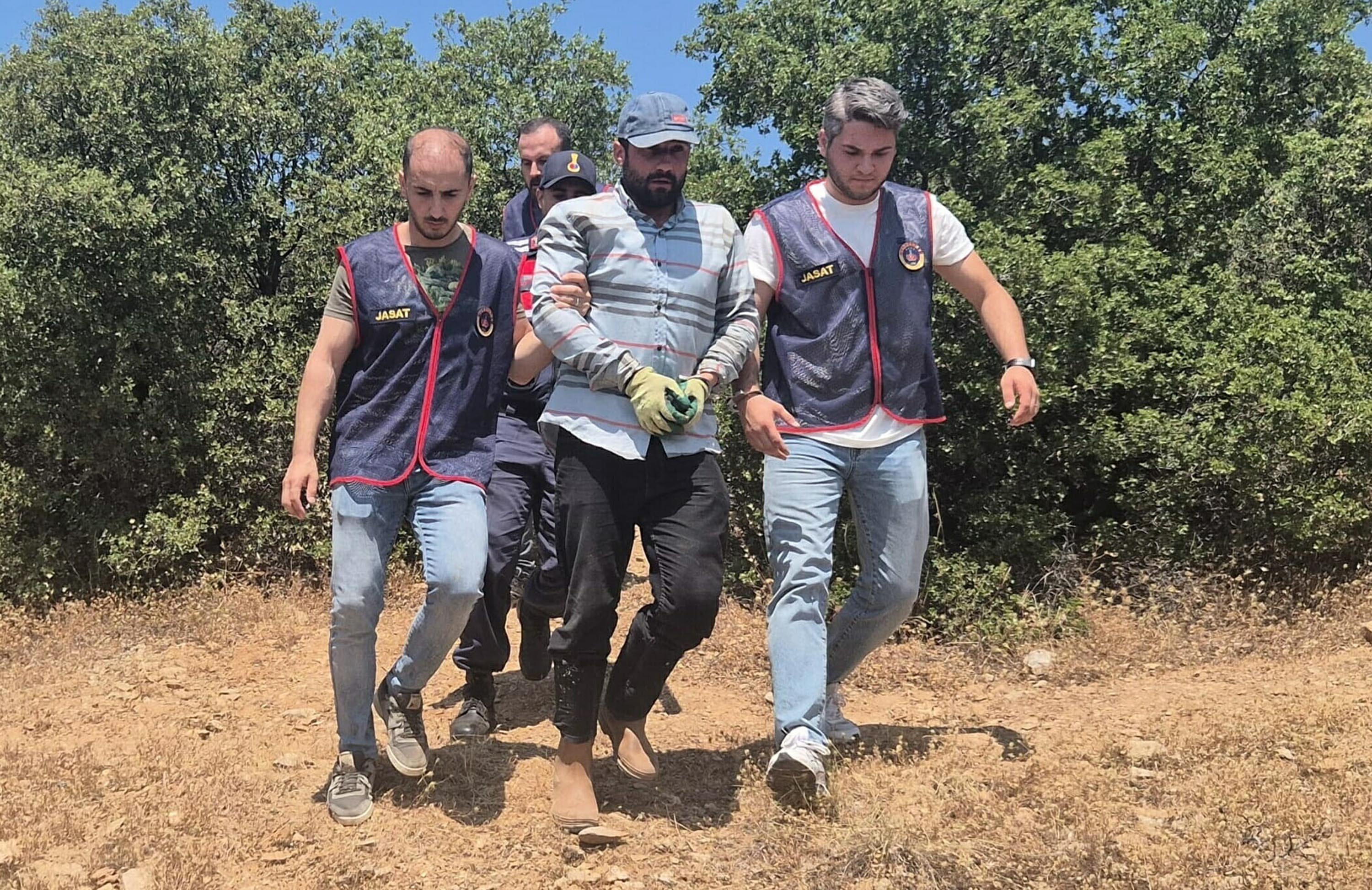 Yakalanmamak Icin Dagda Yasayip Ayi Kap 800524 236986 (1)