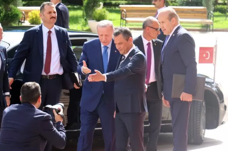 Yarın Bugünden Yakın... Özgür Özel... Foto 2 Erdoğan Ve Özgür Özel... Yazinin İçi̇ne Sonlara Doğru...