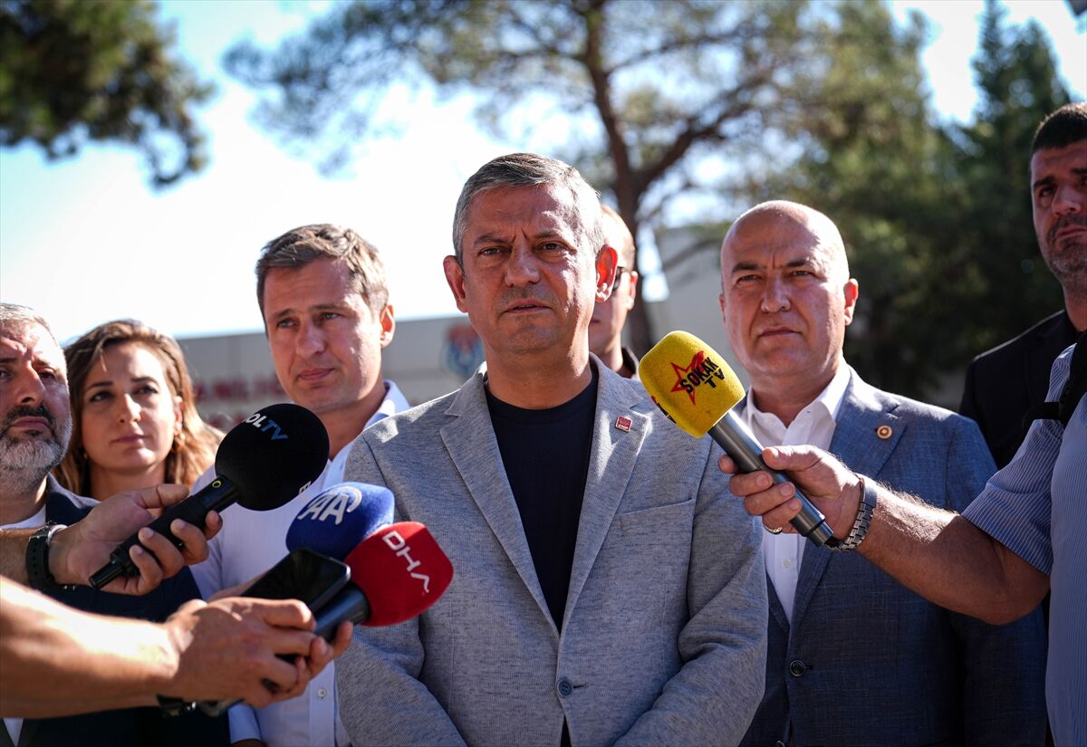 Aa 20250825 38922998 38922995 Chp Genel Baskani Ozelden Izmir Buca Ceza Infaz Kurumundaki Tutuklu Partililere Ziyaret (1)