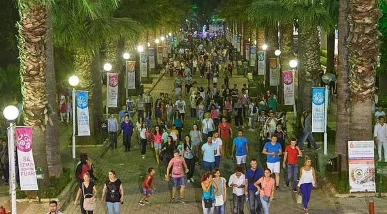 Alkışlarla Koşuyor 100 Yaşına... Izmir Fuarı... Foto 2 Yazinin İçi̇ne Sonlara Doğru...