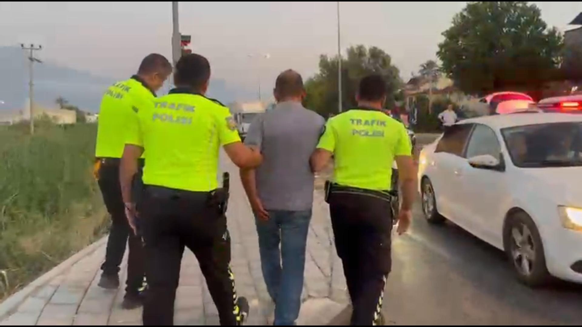 O T O M O B I L I Y L E C A R P T I G I K A D I N I N U Z E R I N D E N 852280 252806