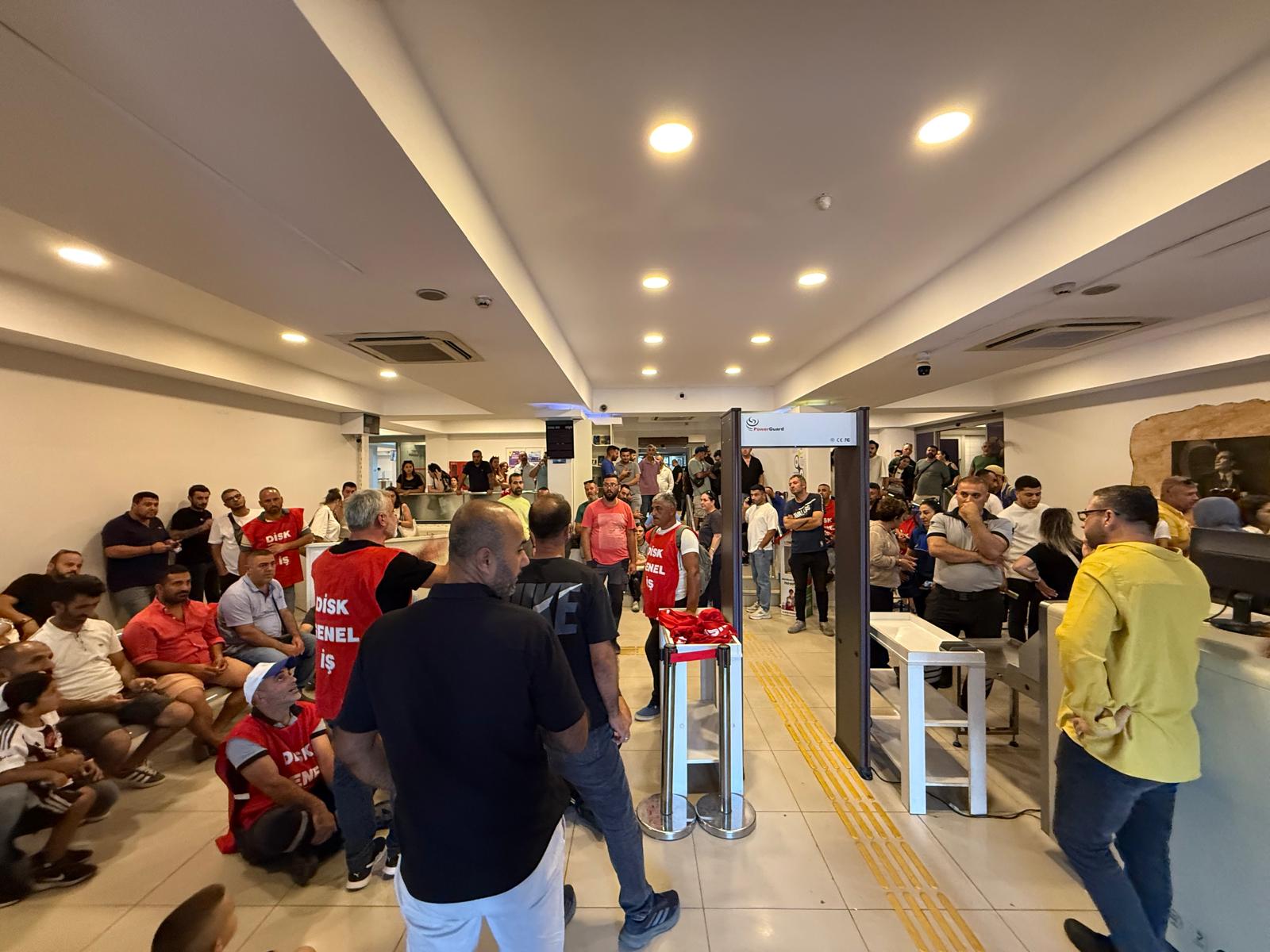 Buca Belediyesi işçilerinden işgal eylemi! - İzmir Haber - İzmir Son Dakika Haberleri