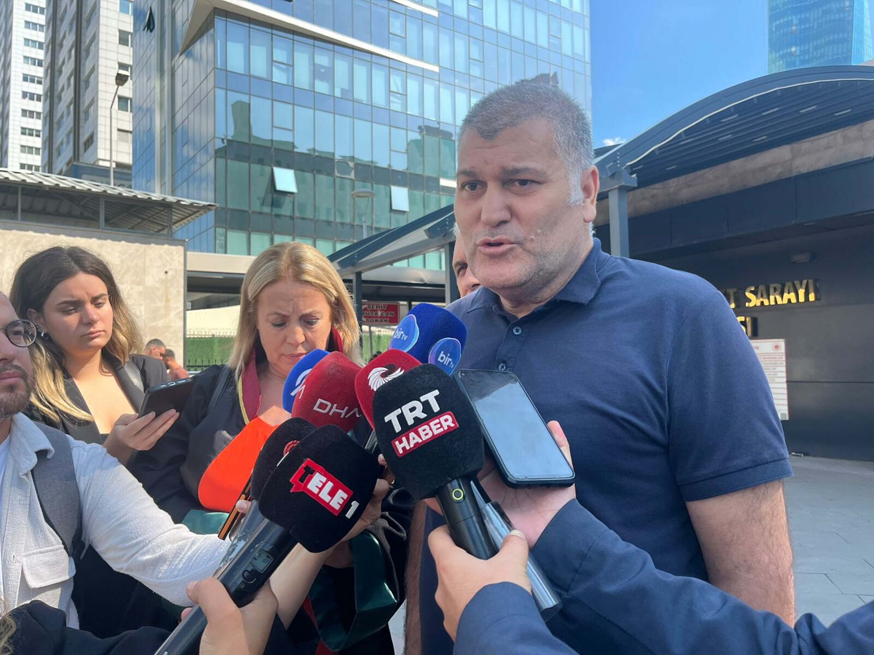 I Z M I R D E S O K A K T A A K I M A K A P I L A N 2 K I S I N I N 940192 279180