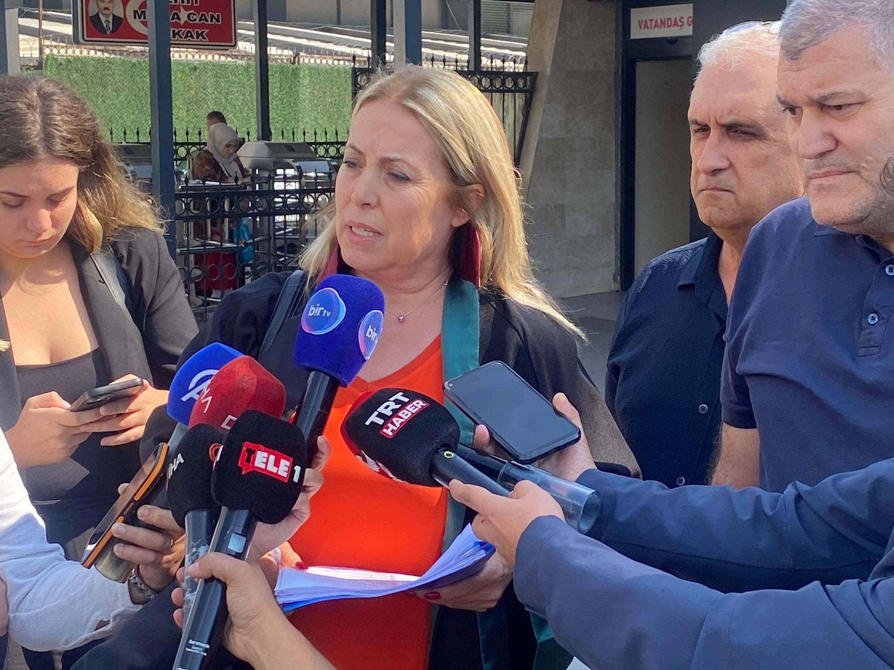 I Z M I R D E S O K A K T A A K I M A K A P I L A N 2 K I S I N I N 940194 279180