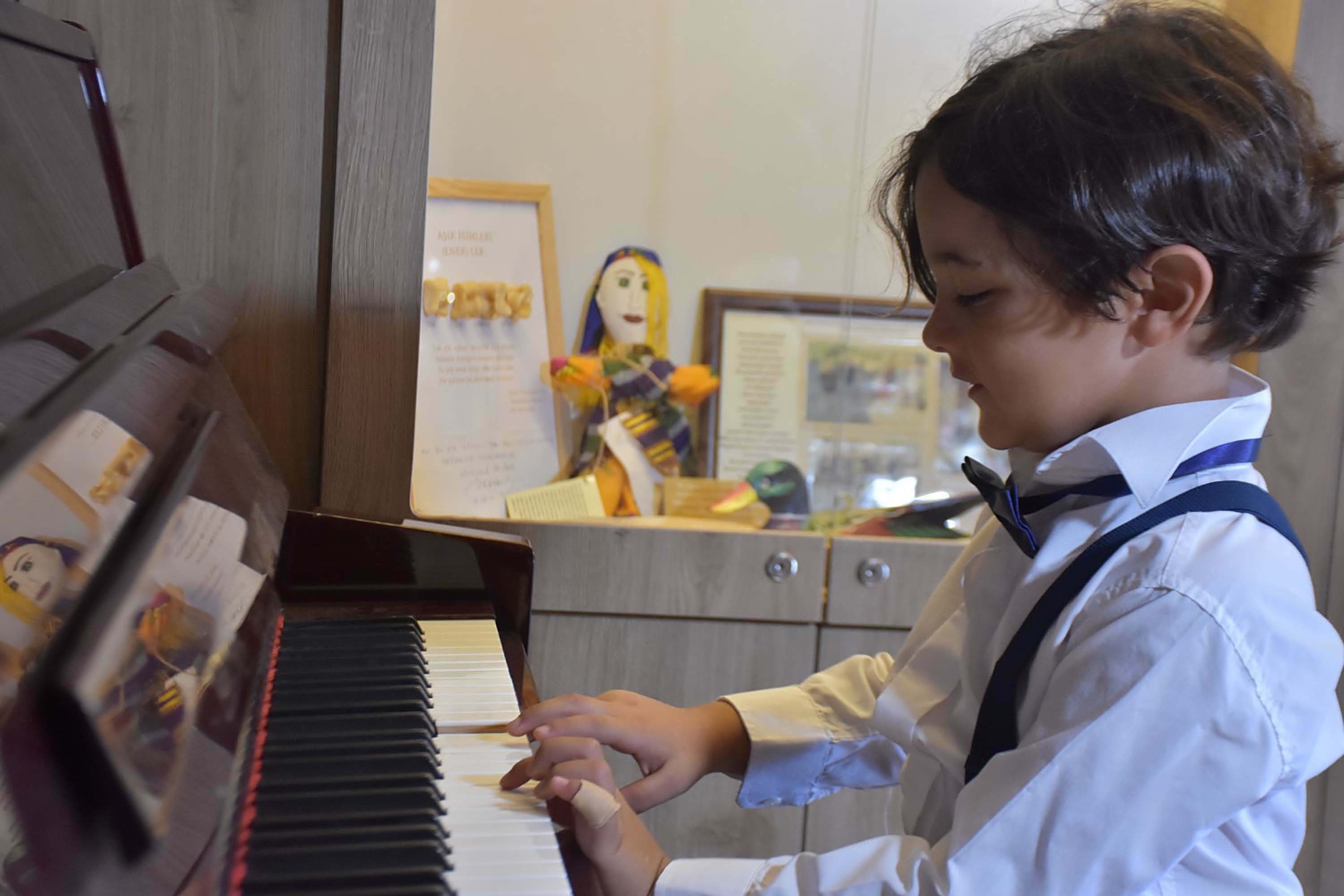 Izmir 6 Yasindaki Yusufun Piyano Yeten 925394 274902 (1)