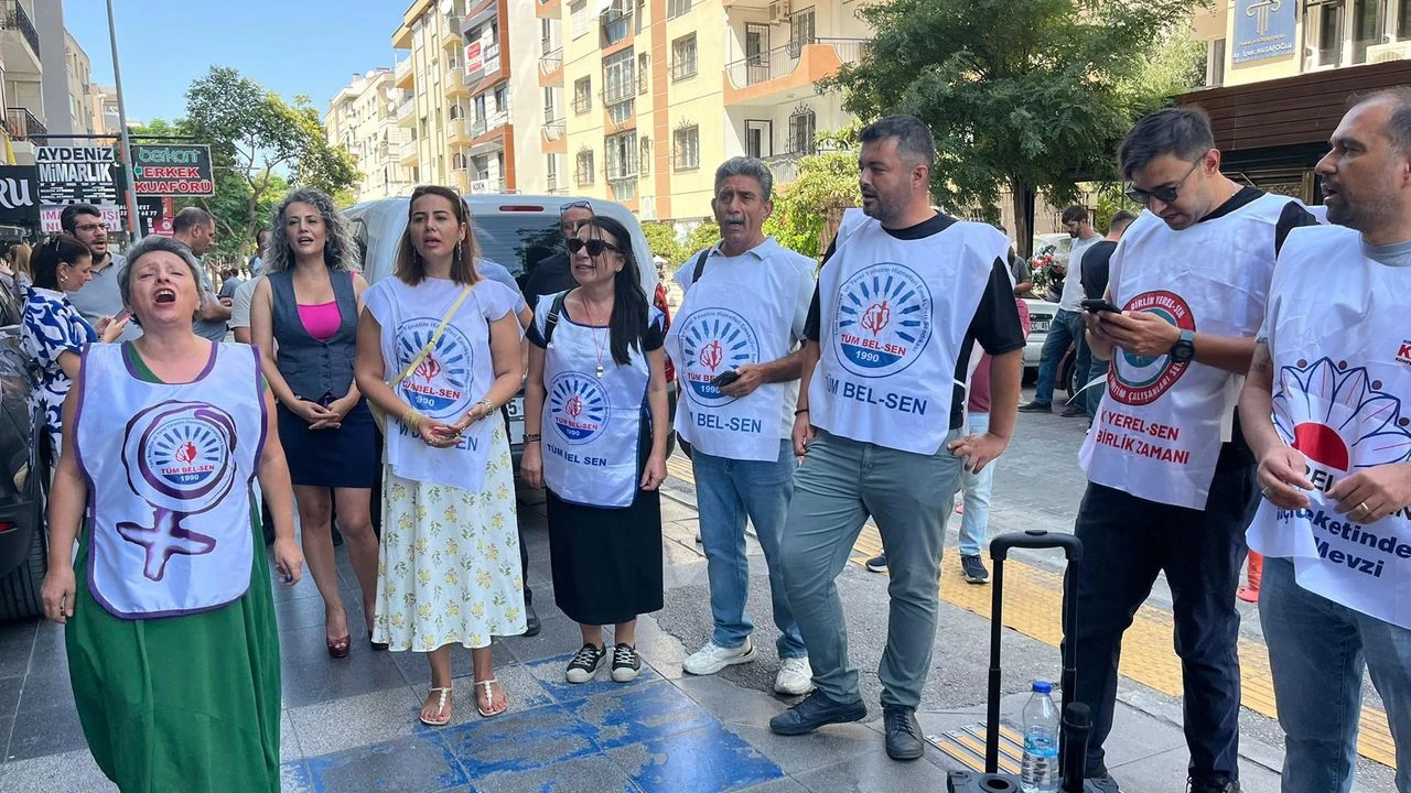 Izmir Karsiyaka Belediyesi Isci Ve Memurlarindan Is Birakma Eylemi Video Eklendi