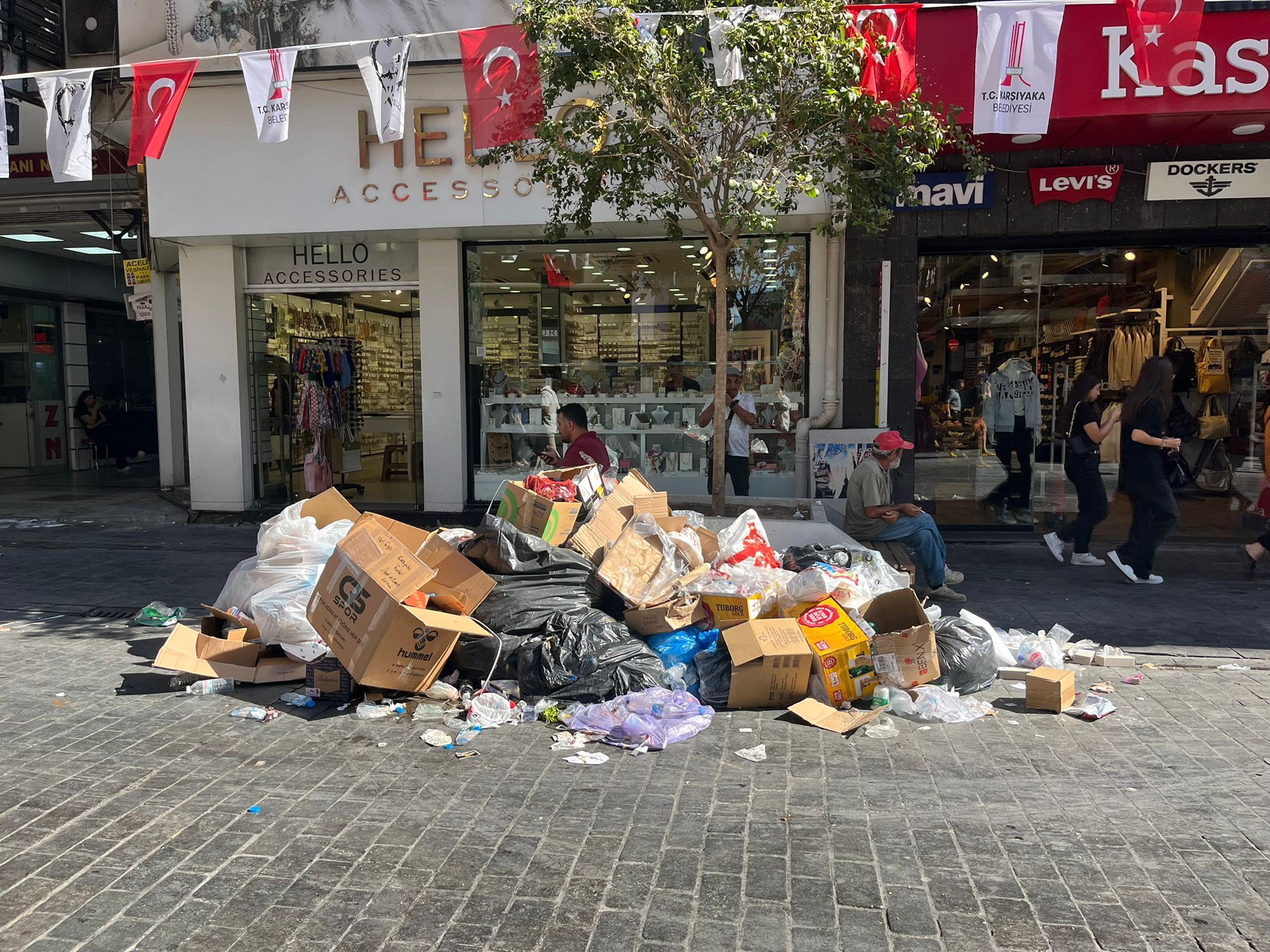 Izmir Karsiyakada Grev Karari Sonrasi S 907961 269785 (1)