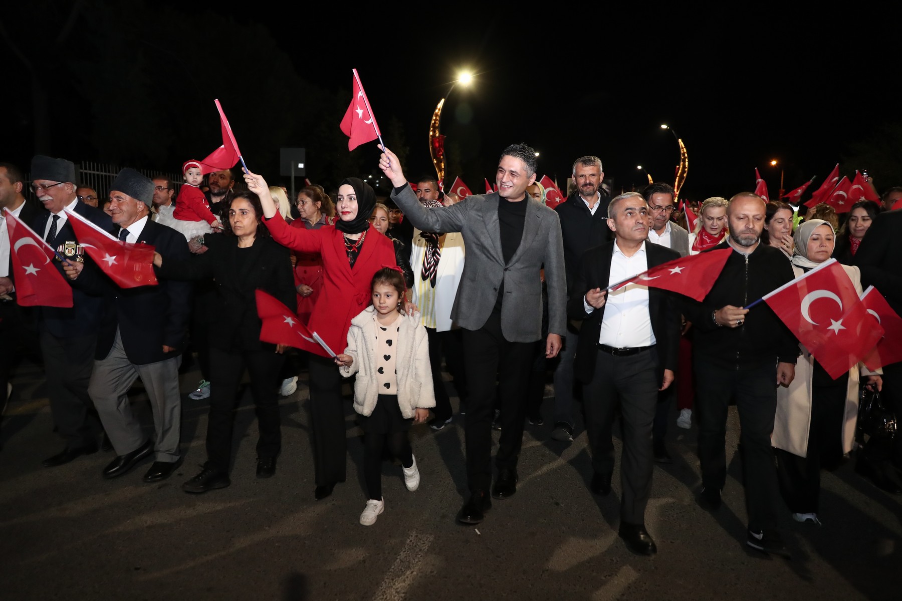 1 Binlerce Aliağalı Cumhuriyet Kortejinde Buluştu