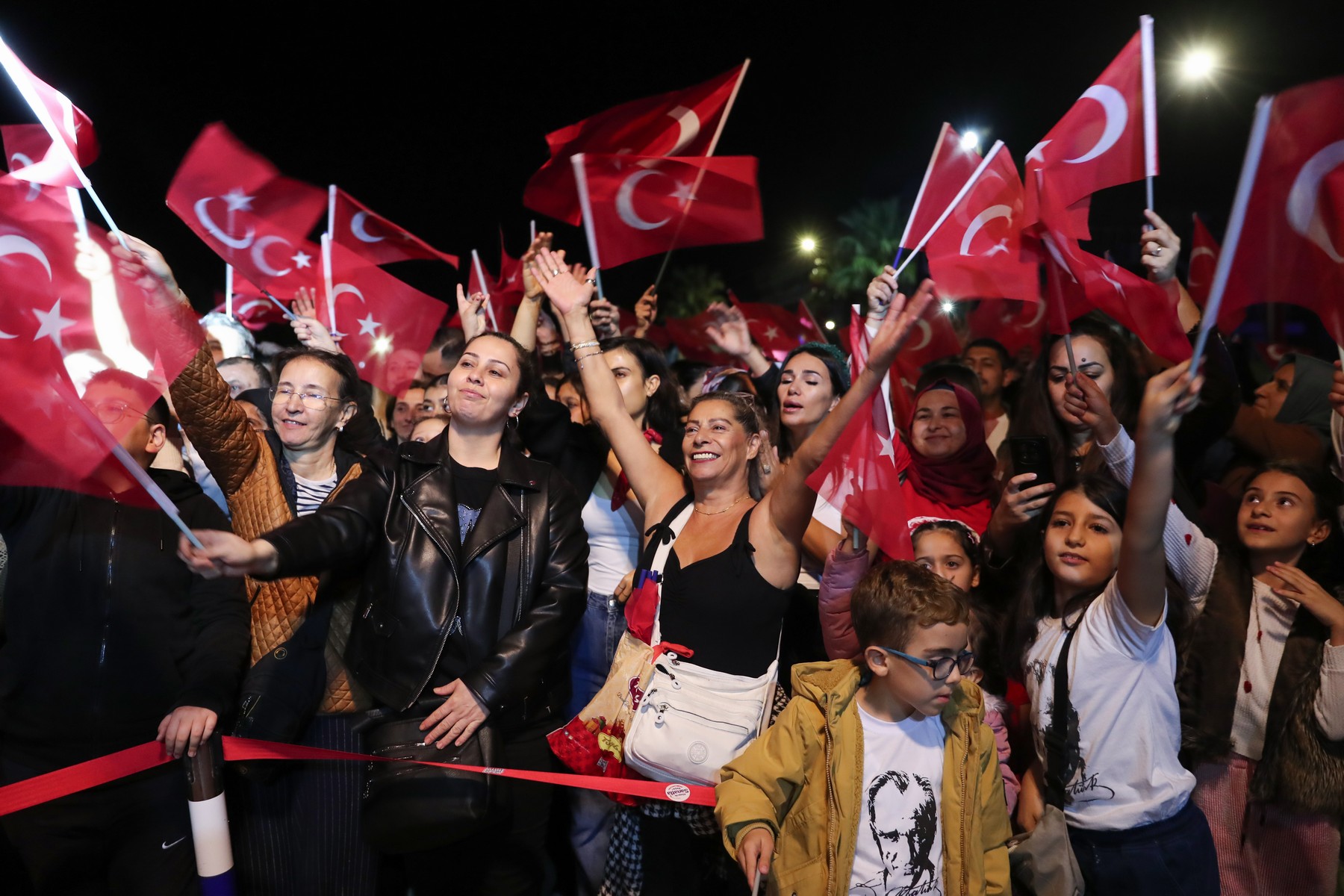 11 Binlerce Aliağalı Cumhuriyet Kortejinde Buluştu