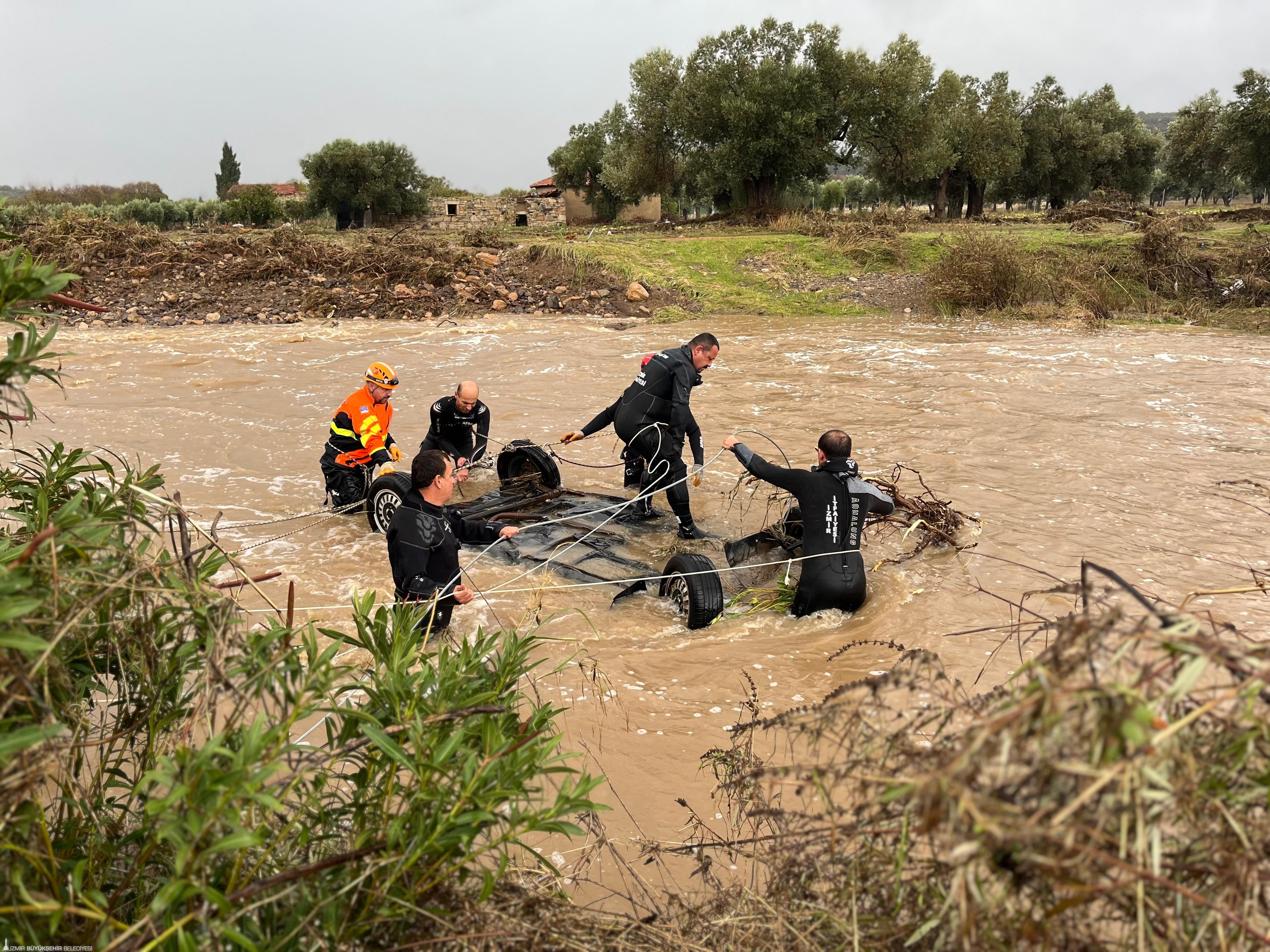 Foça sağanağa teslim!