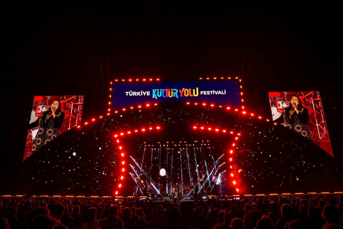 A A 20251026 39524081 39524072 I Z M I R K U L T U R Y O L U F E S T I V A L I N I N I L K G U N U N D E C E S I T L I E T K I N L I K L E R Y A P I L D I