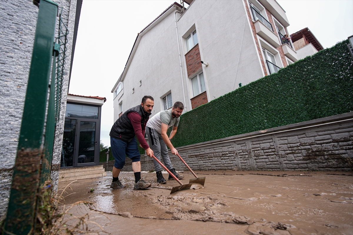 Bergama'yı sağanak vurdu!